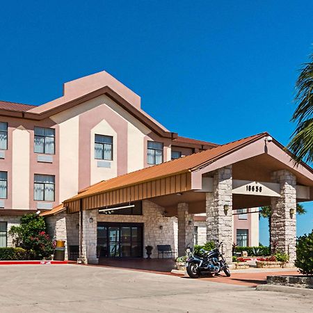 Quality Inn & Suites Буда Экстерьер фото