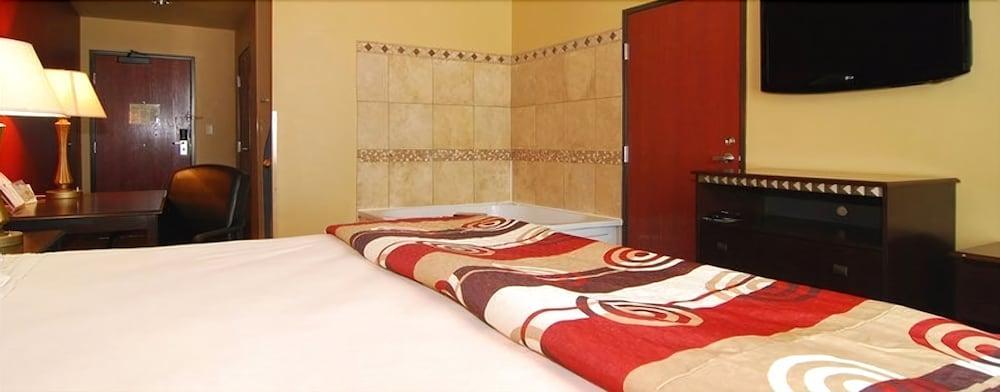 Quality Inn & Suites Буда Экстерьер фото