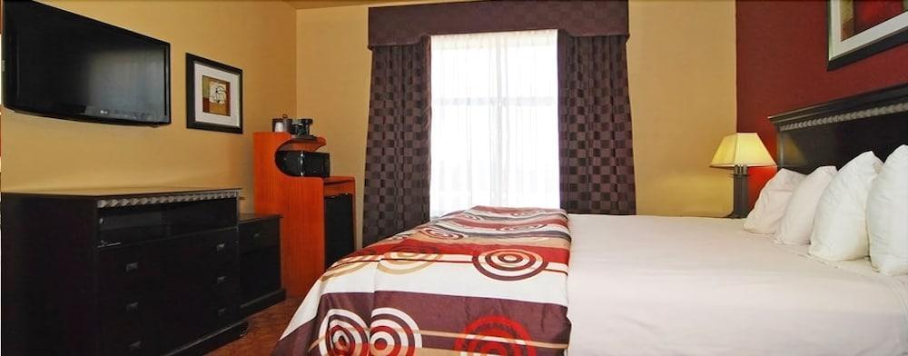 Quality Inn & Suites Буда Экстерьер фото