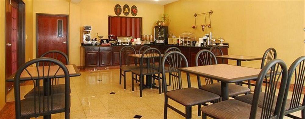 Quality Inn & Suites Буда Экстерьер фото