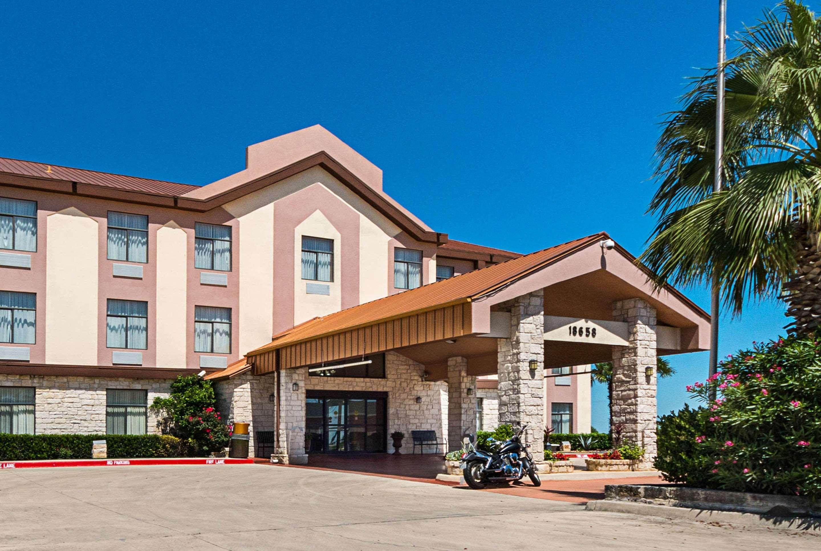 Quality Inn & Suites Буда Экстерьер фото