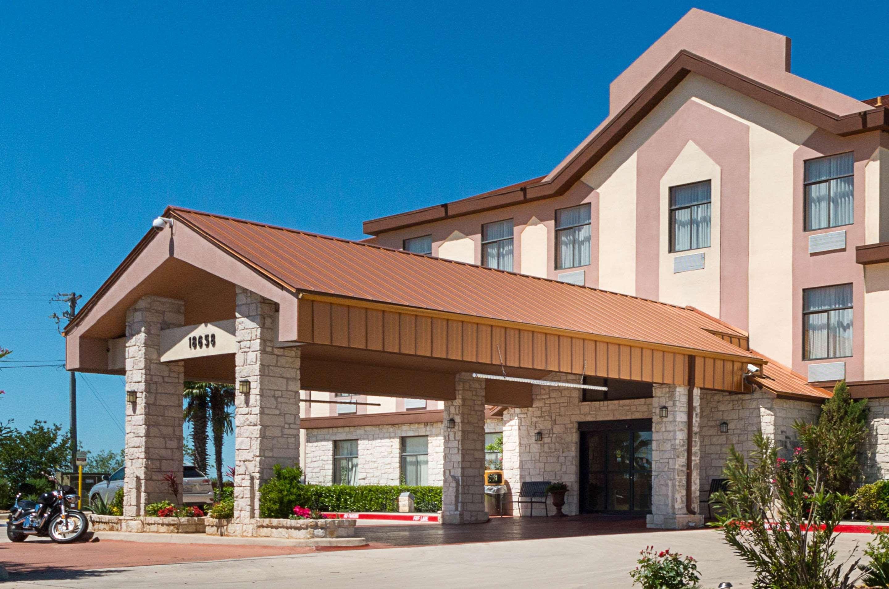 Quality Inn & Suites Буда Экстерьер фото