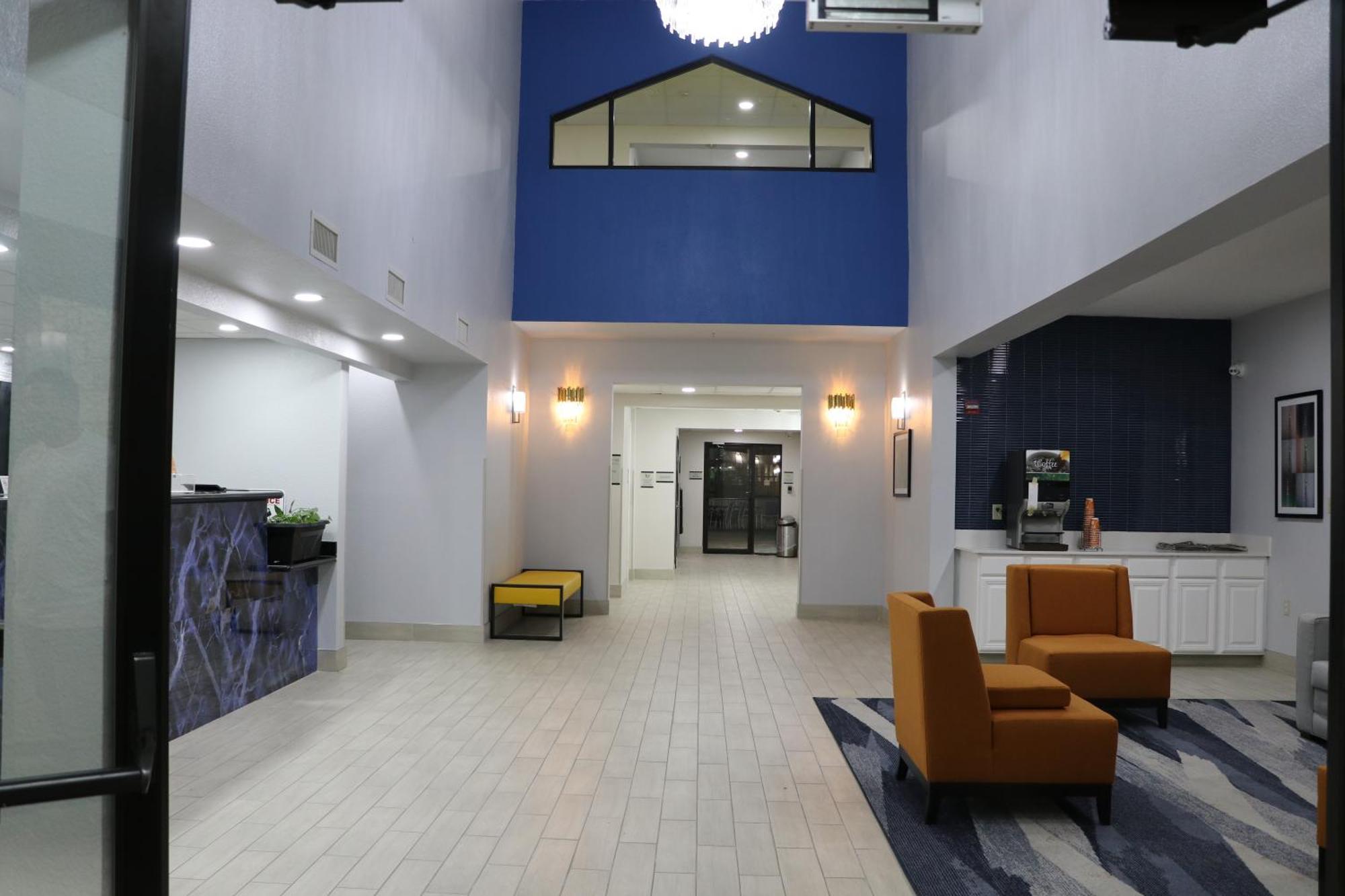 Quality Inn & Suites Буда Экстерьер фото