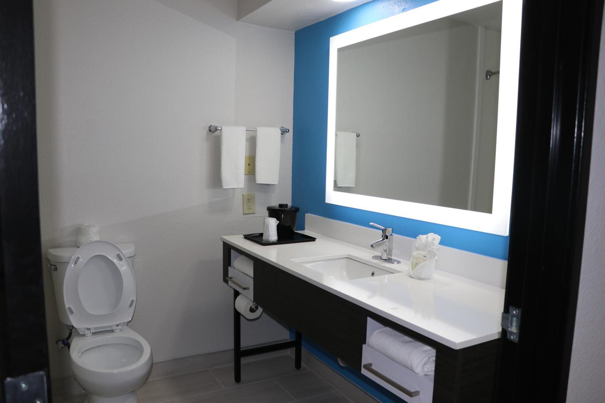 Quality Inn & Suites Буда Экстерьер фото