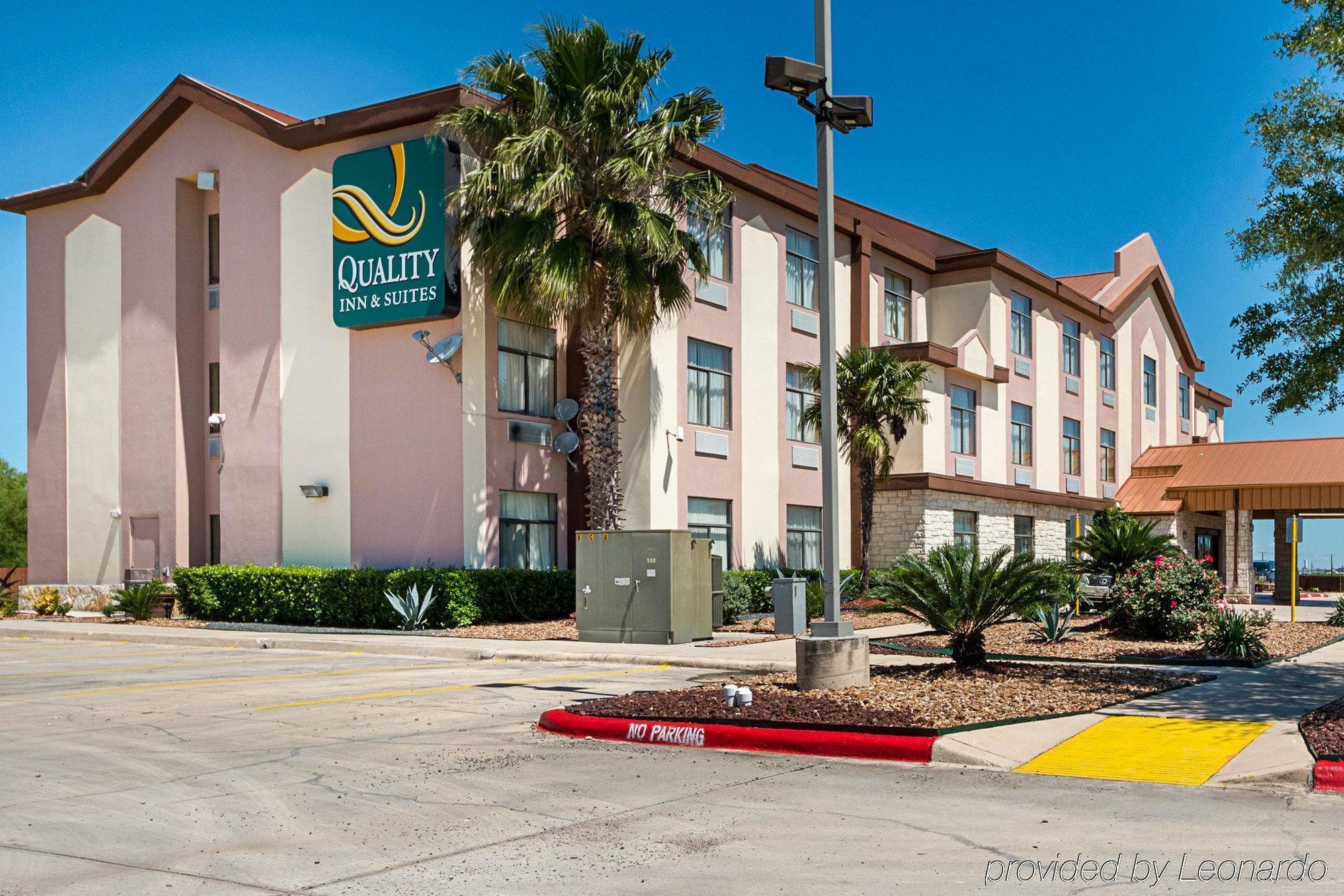 Quality Inn & Suites Буда Экстерьер фото