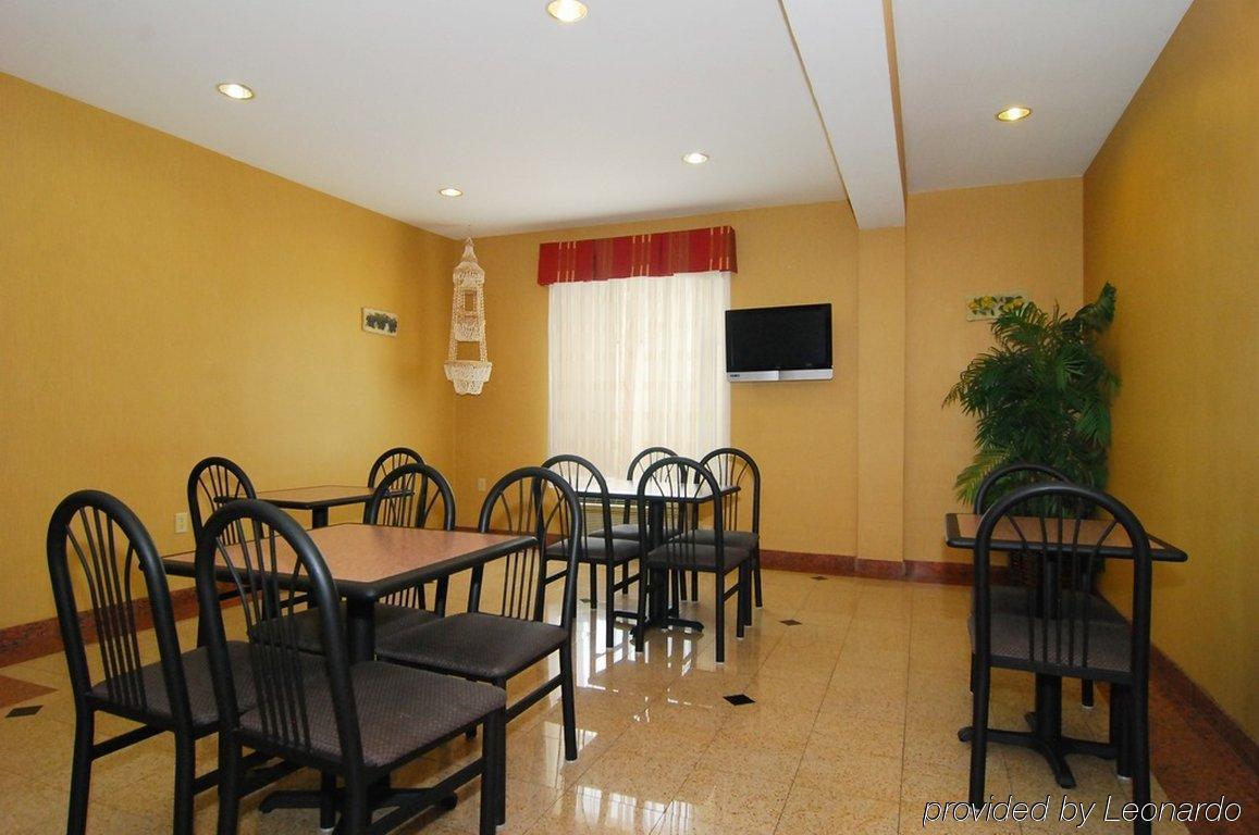 Quality Inn & Suites Буда Ресторан фото