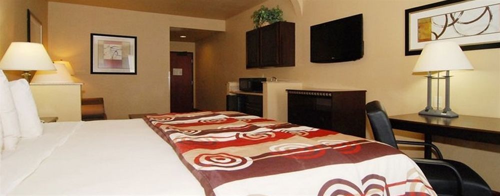 Quality Inn & Suites Буда Экстерьер фото