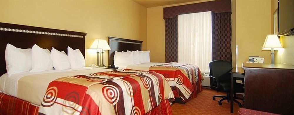 Quality Inn & Suites Буда Экстерьер фото