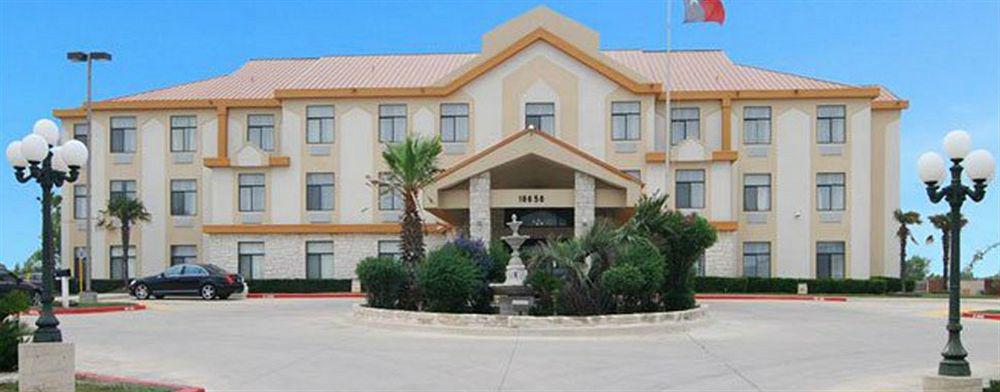 Quality Inn & Suites Буда Экстерьер фото